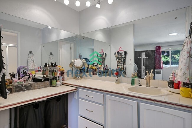 Building Photo - Charming 3-bedroom, 2.5 baths | Family-Friendly Bellevue Crossroads Neighborhood
