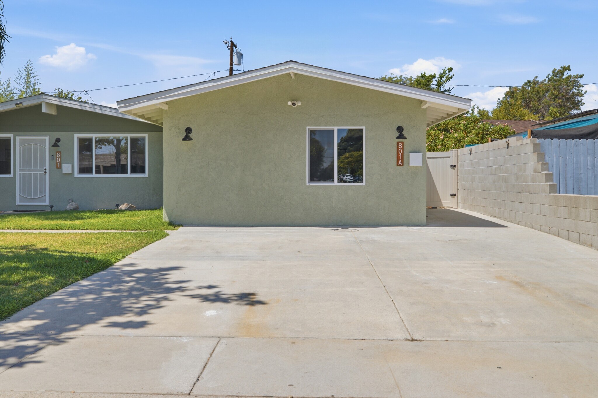 Building Photo - 801 S Locust Dr
