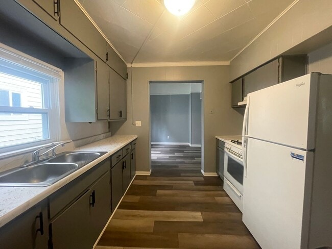 Building Photo - Three Bedroom Single Family Located Near D...