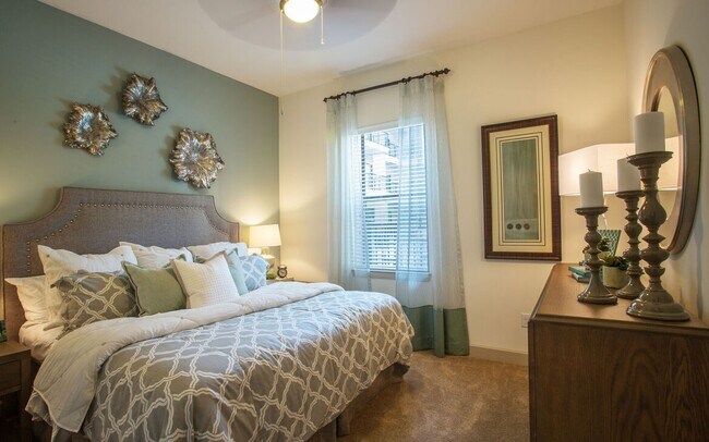 Building Photo - Boutique Living with Modern Comfort!