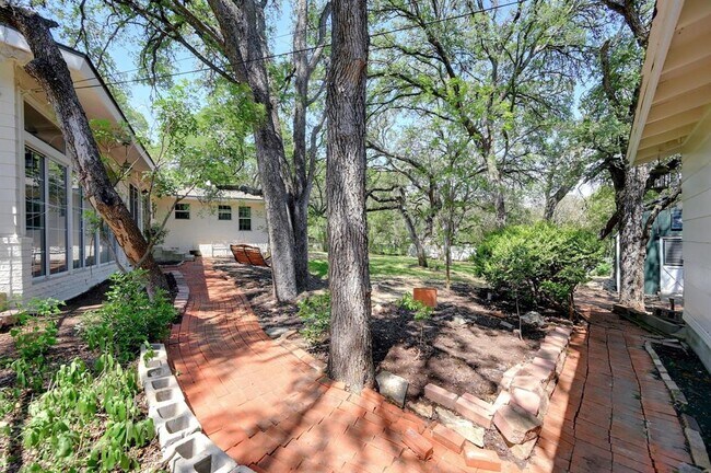 Building Photo - 922 Oak Ln
