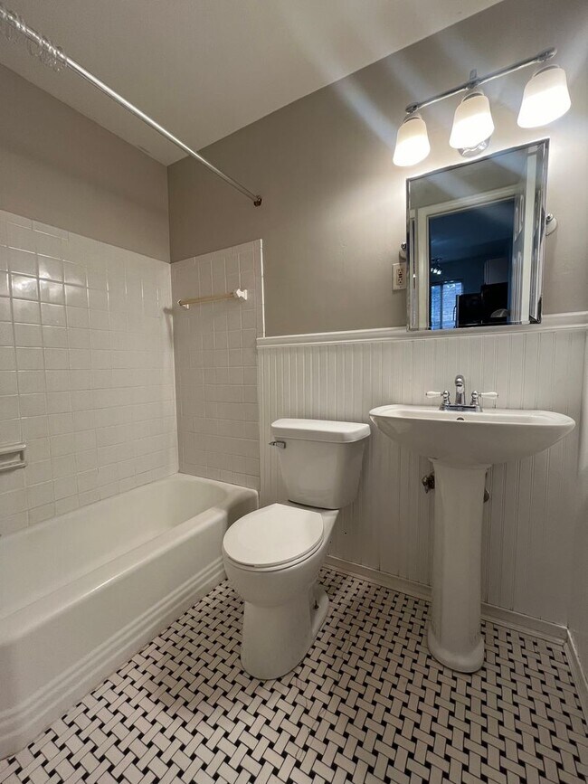 Building Photo - Fantastic 1 BR/1 BA Apartment in the Whitt...