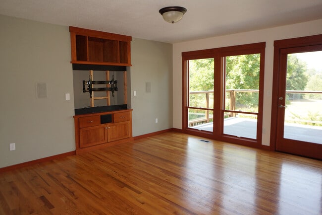 Building Photo - Stunning SW Portland (Arranmore) 4-bedroom...