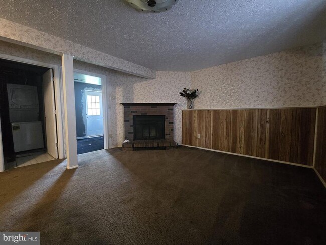 Building Photo - 1409 Rossiter Ct
