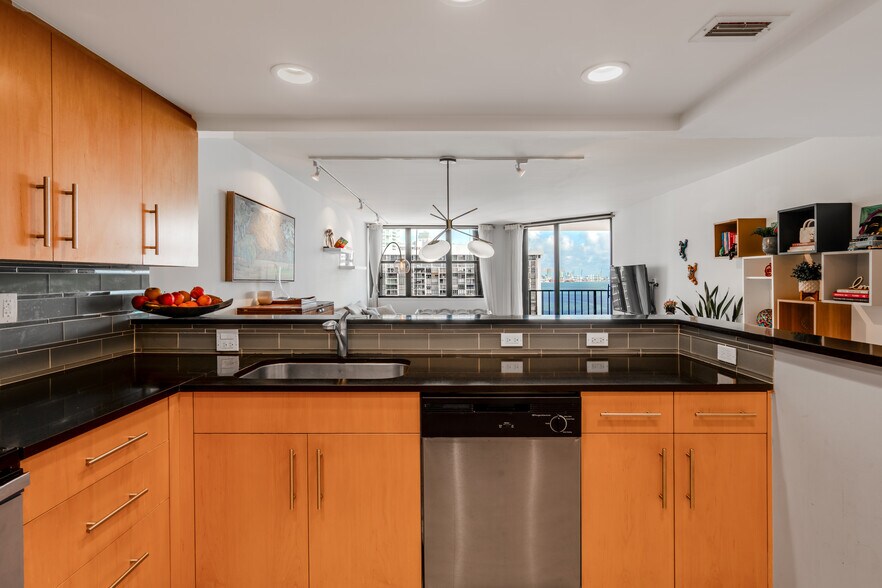 Building Photo - 1925 Brickell Ave