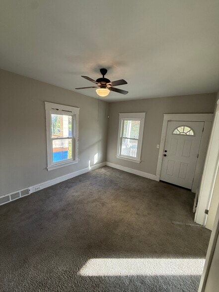 Building Photo - 10303 Sophia Ave