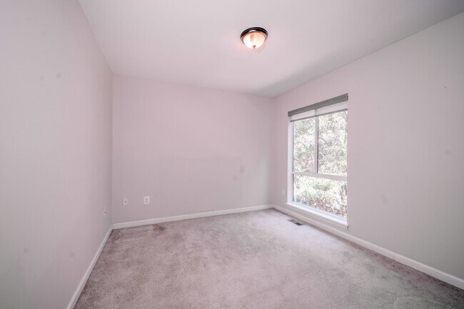 Building Photo - Spacious 5-Bedroom End-Unit Townhome in Reston with 3 Finished Levels, Renovated Kitchen & Fenced...