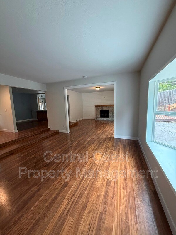 Building Photo - 9465 Valley Oak Way