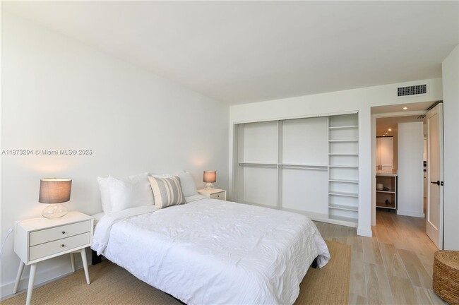 Building Photo - 1420 Brickell Bay Dr