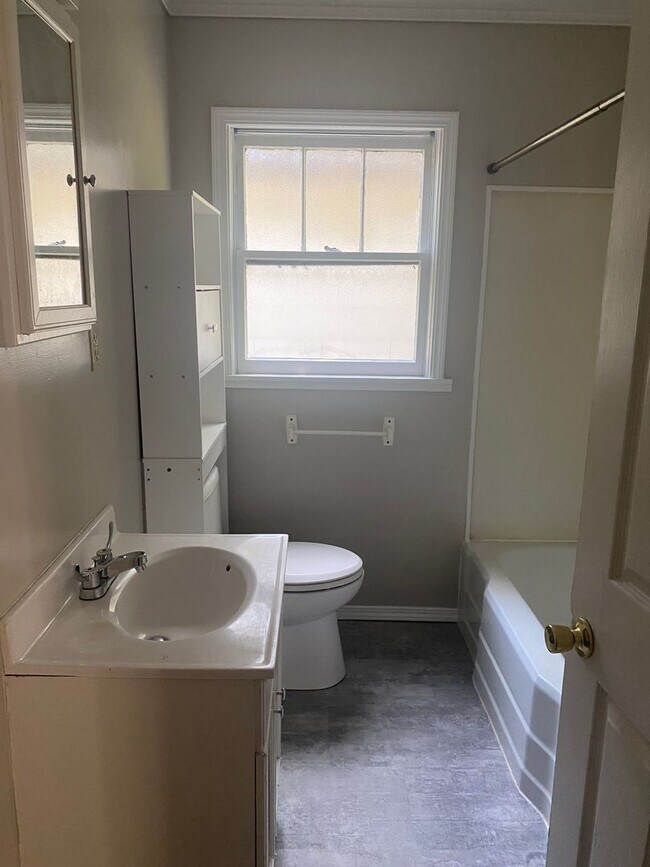 Building Photo - 2225 S Osage Ave