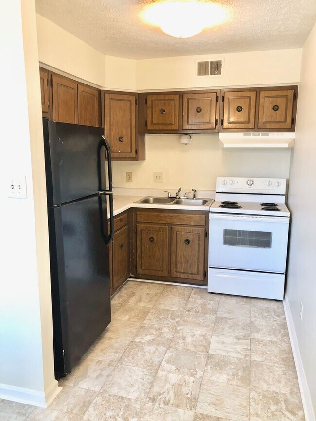 Building Photo - Winburn 2 bdrm 3rd floor apt     260319