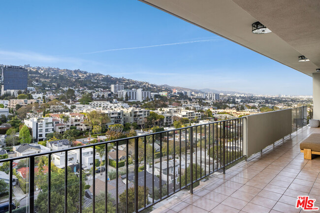 Building Photo - 818 N Doheny Dr