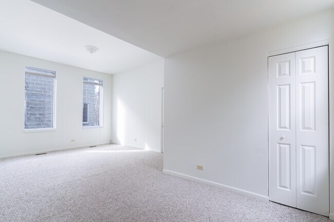 King bedroom - 2128 W Evergreen Ave