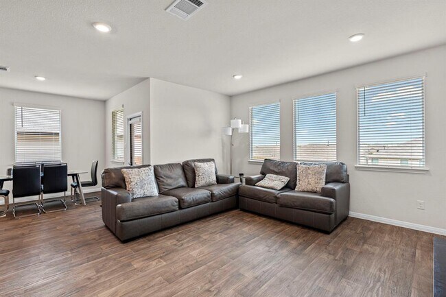 Building Photo - 381 Evergreen Sumac Lp
