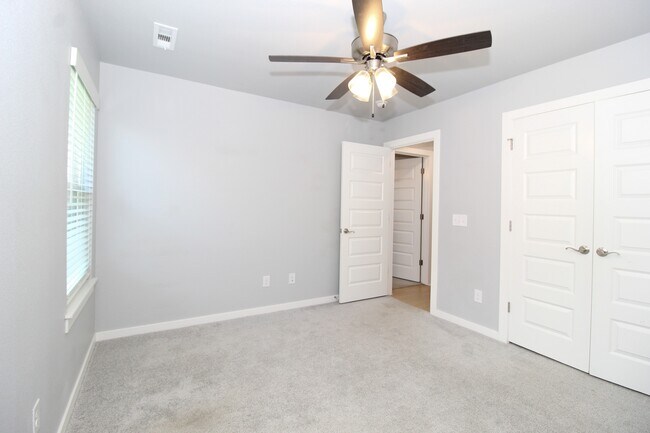 Building Photo - 427 Wagon Wheel Ave