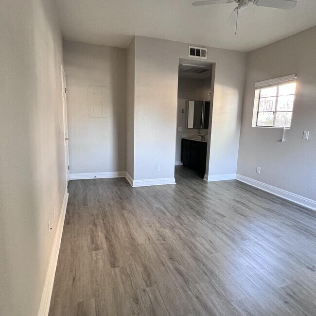 Building Photo - 2 Bed, 2 Bath condo, ground floor unit