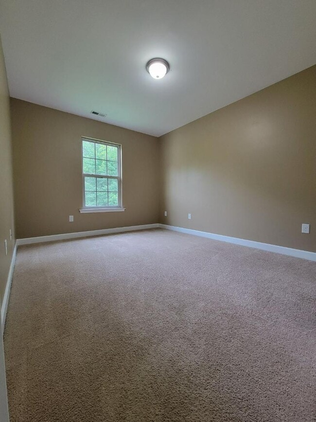 Building Photo - 320 Zach Dr