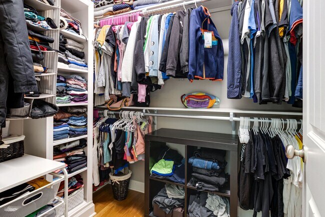 Building Photo - 4 Bedroom, 3 Bath Home w/ Backyard and 2 Car Garage