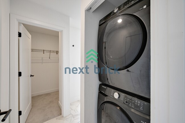 Building Photo - "Charming 2-Bed, 2-Bath Townhouse Retreat in Seattle – 1380 Sq Ft of Modern Comfort!"