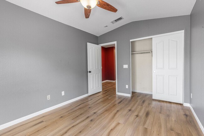 Building Photo - Lovely 3 bed / 2.5 bath Home in the Power ...