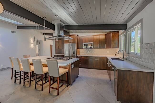 Building Photo - Luxurious Modern Living in the Heart of San Diego with Solar!