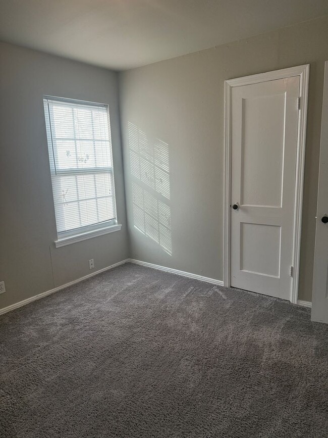 Building Photo - 1409 College St