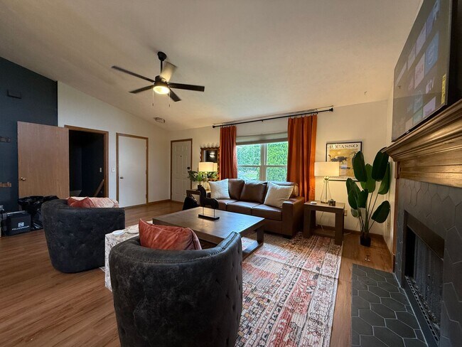 Building Photo - 9736 Flagstone Way