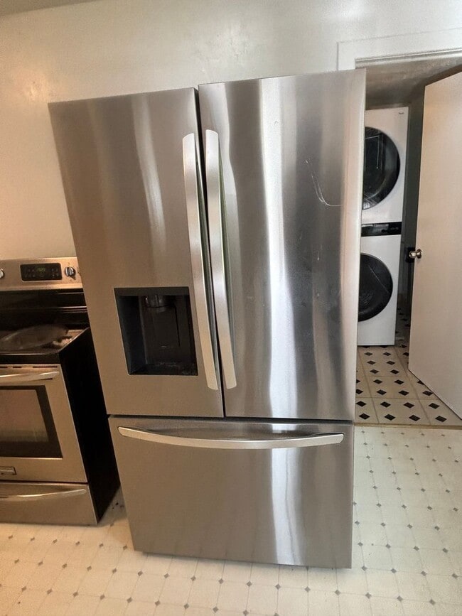 Building Photo - 48015 W 2nd St