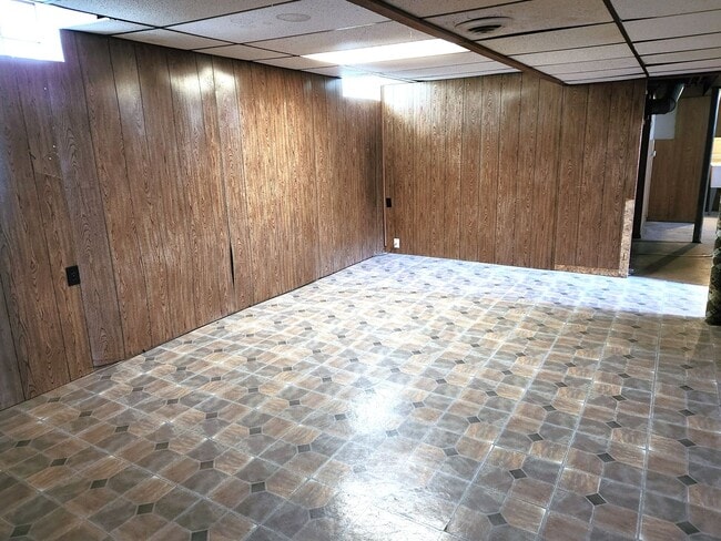 Building Photo - 3 bedroom, single family home - Available ...