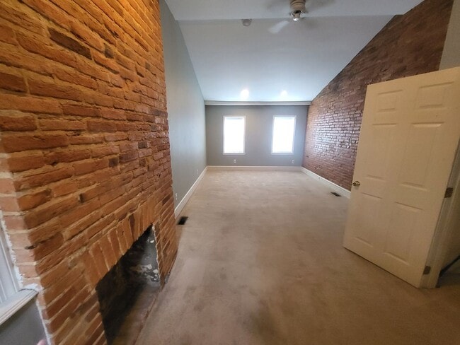 Building Photo - 2 Bedroom 2 Bath with Rooftop Deck!