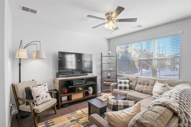 Building Photo - Like new gorgeous ground level Condo with Detached Garage and open floor plan.