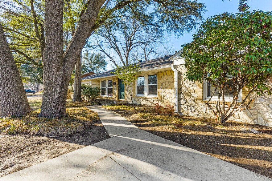 Building Photo - 3504 Corto Ave