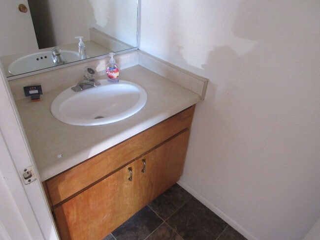 Building Photo - 2 bedroom, 1.5 bathroom, 2 condo near SUU