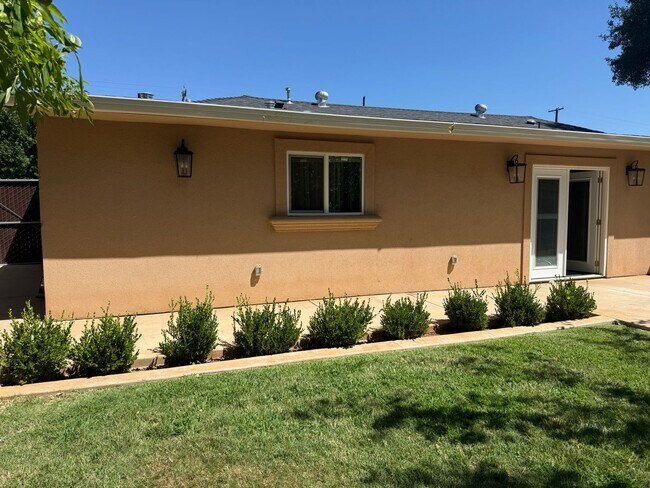 Building Photo - 1065 Del Moll Dr