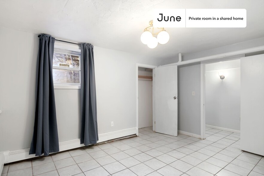 Building Photo - Private bedroom in 6 bed/2 bath Home