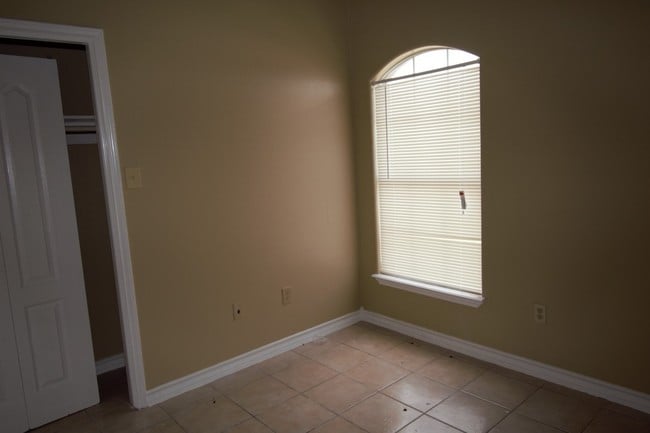 Building Photo - 312 Begona Ct