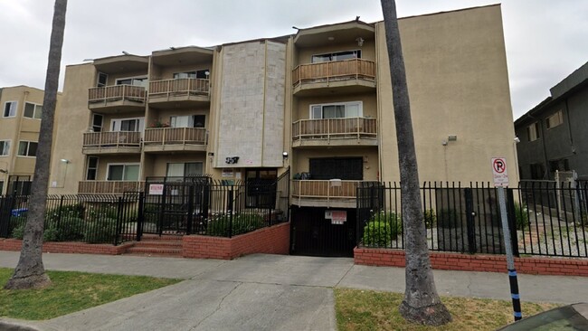 Interior Photo - 3139 - 957 Menlo Ave.
