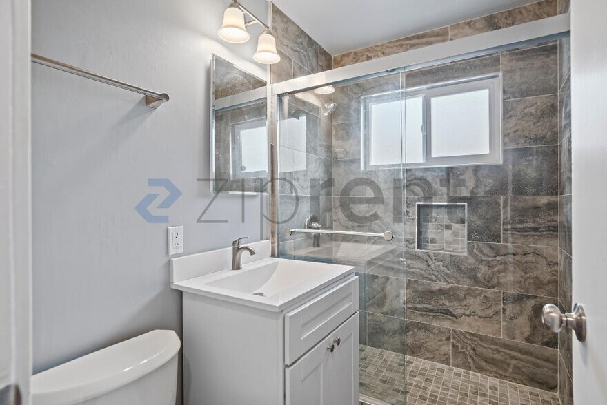 Building Photo - 743 Miller St
