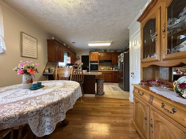 Building Photo - 4 Bed/2 Bath Brick Home - Church Hill TN