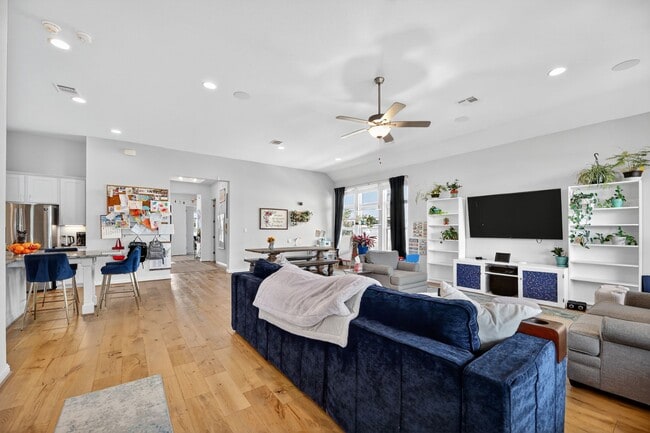 Building Photo - GATED COMMUNITY - 3 BEDROOM