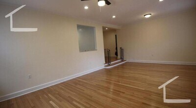 Building Photo - Charming 1 Bedroom