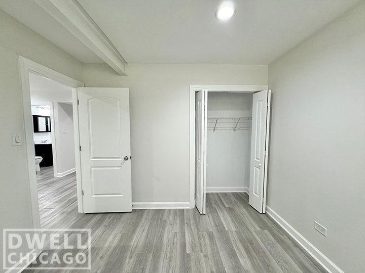 Building Photo - 730 W Roscoe St