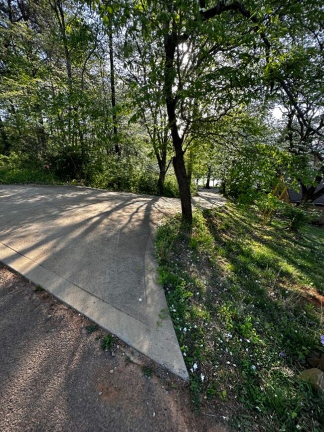 Building Photo - Quiet 3 bedroom/2 bath lake house with pri...