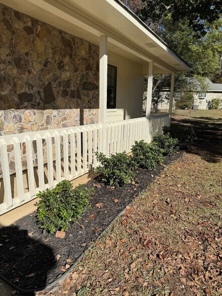 Building Photo - 165 Paces Dr