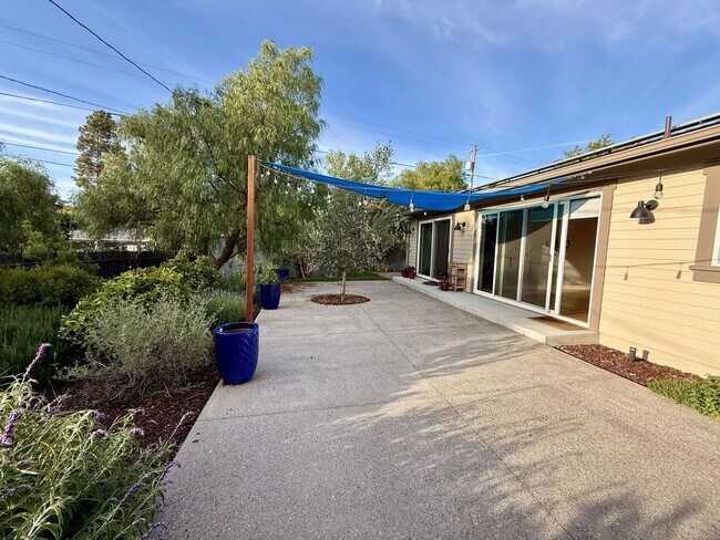 Building Photo - Beautiful Two Bedroom/Two Bathroom Home with Large Yard