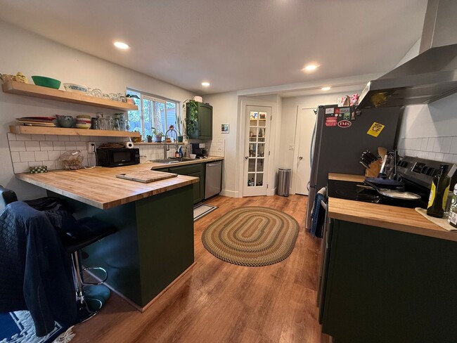 Building Photo - Spacious 4 Bed/3 Single Family Home in SW Bend - Large Backyard