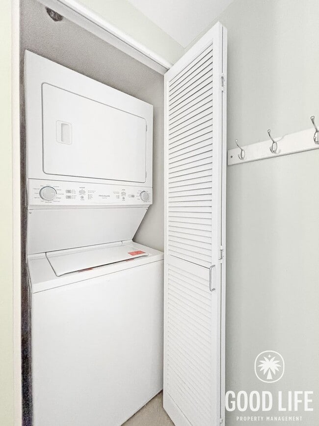 Building Photo - Charming 2BD/1BA Condo in Downtown W/ A/C, W/D, Community Pool, Spa, & Gym!