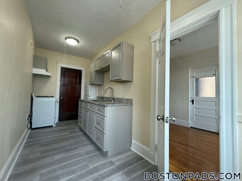 Building Photo - 53 Fellsway W