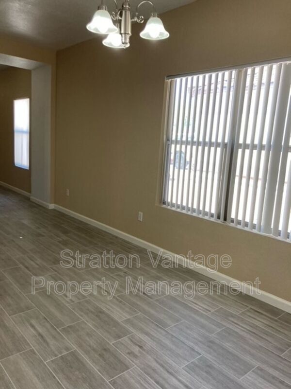 Building Photo - 1017 S Clancy Cir