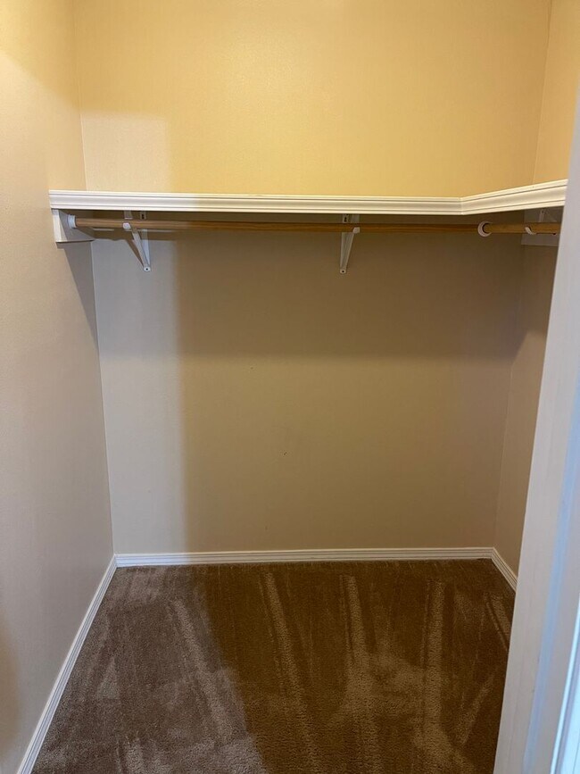 Building Photo - Available November 21st!   6 Month lease